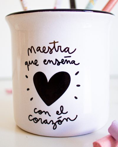 Taza cerámica maestra que enseña con el corazón