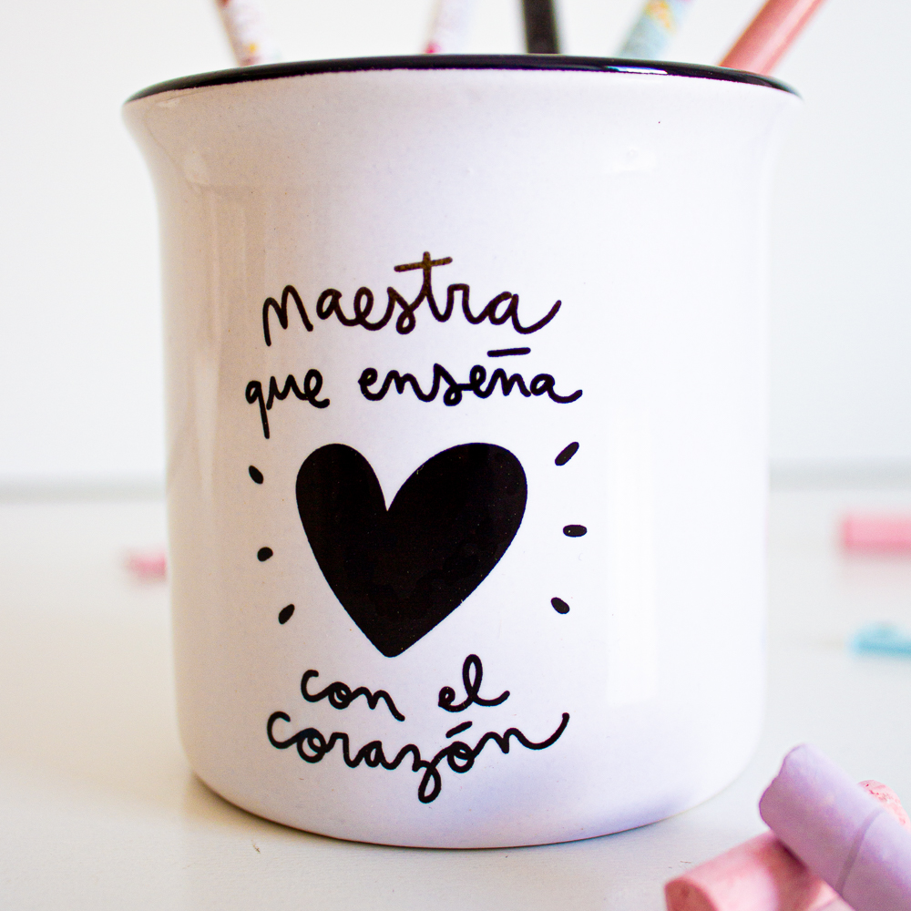 Taza cerámica maestra que enseña con el corazón